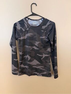 Athleta Black & Gray Camo Long Sleeve Performance Top